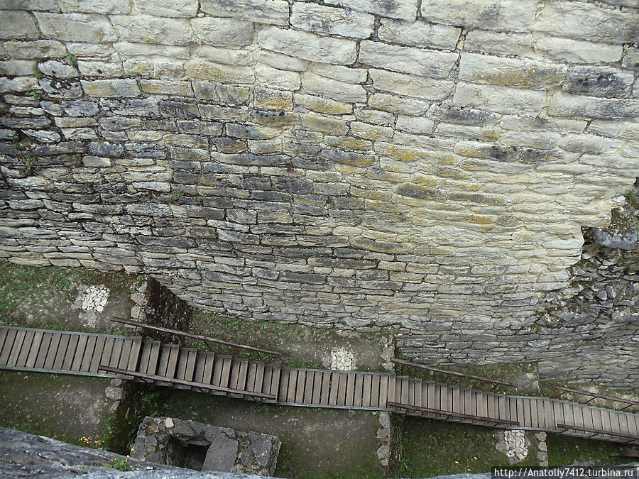 Куэлап- крепость на высоте 3000 м. Чачапояс, Перу Куэлап- крепость на высоте 3000 м. Чачапояс, Перу