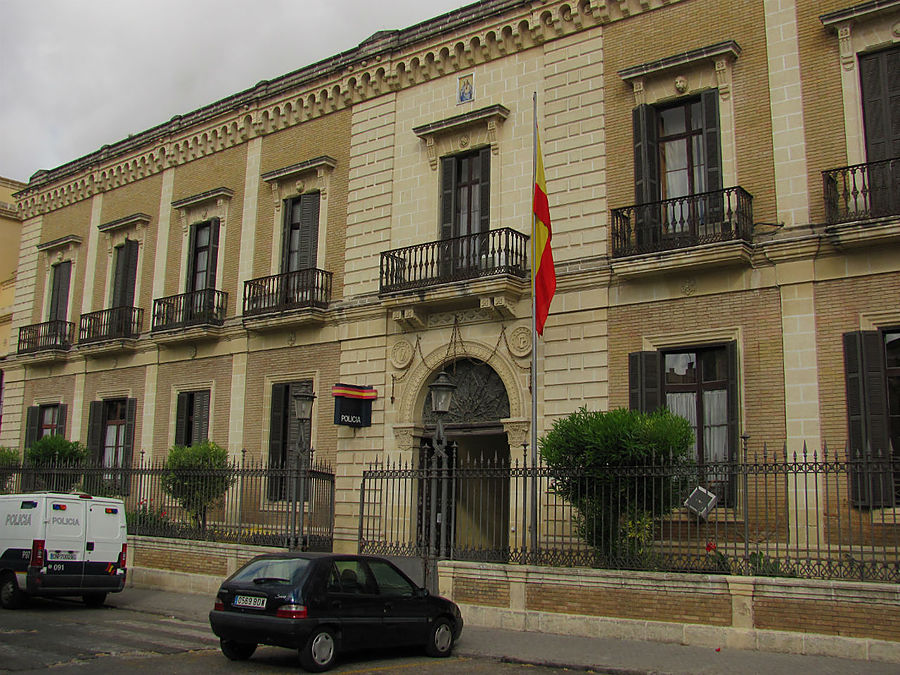 Что ж, держим путь дальше.
Проходим мимо здания местной полиции. Что ж, держим путь дальше.
Проходим мимо здания местной полиции.