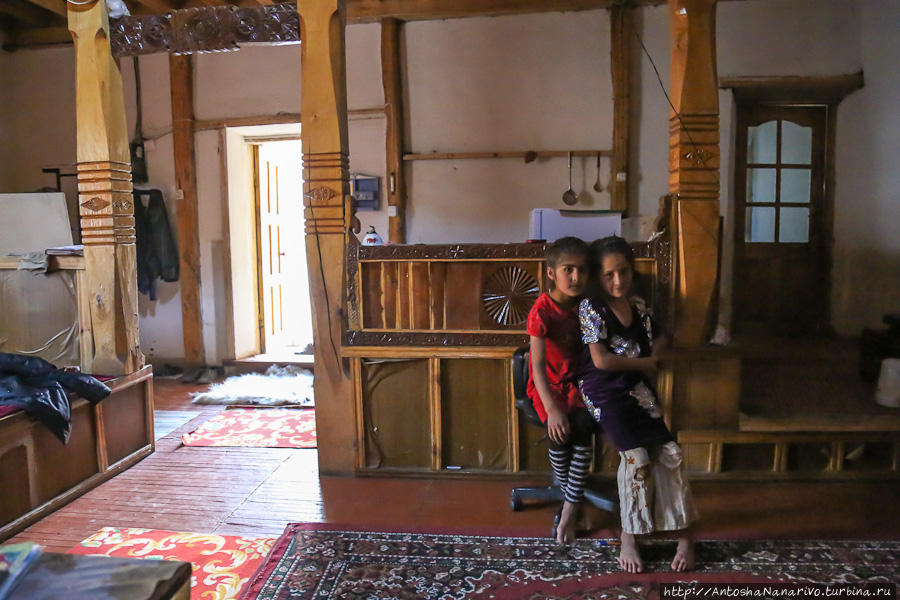Внутри дома, это классический памирский дом. Горно-Бадахшанская область, Таджикистан
