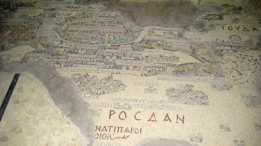 Мозаичная карта святой земли. Овал в верхней части чуть левее — Иерусалим. Мадаба, Иордания