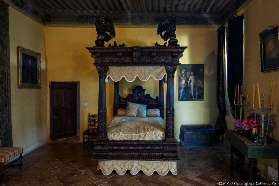 Вторая кровать стоит в люке (фото № 6) и всяк желающий .... Ла Барбен, Франция
