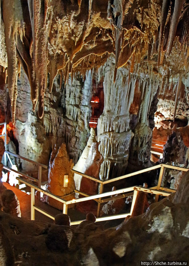 Шикарная пещера на Халкидики — буйство природы Петралона, Греция