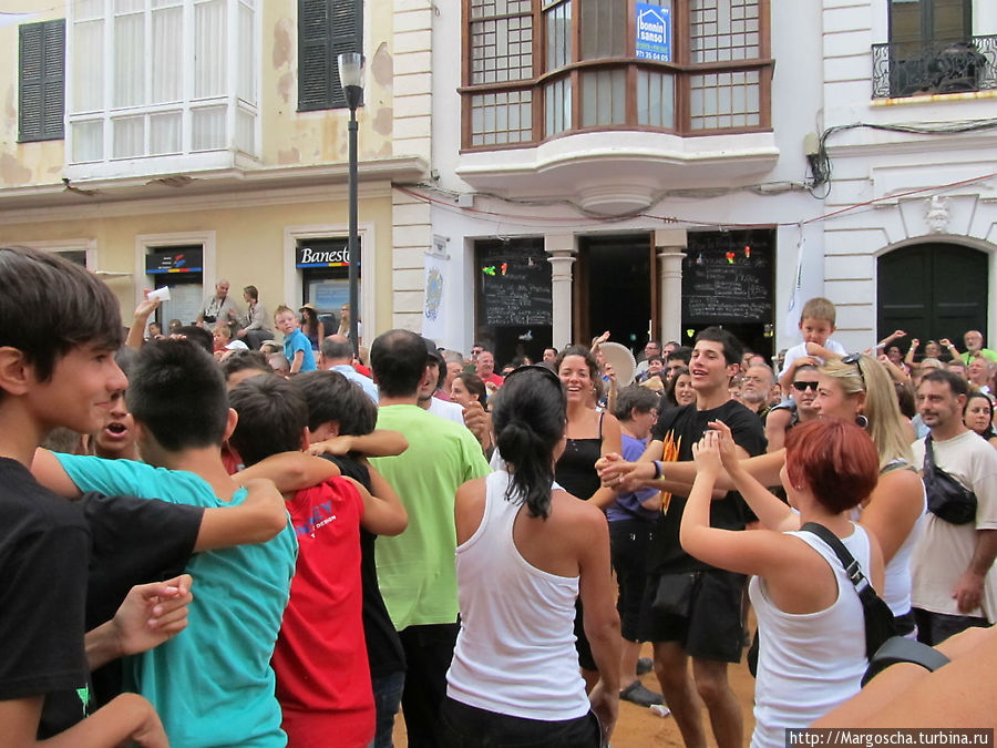А народ между тем веселится , танцует! Маон, остров Менорка, Испания