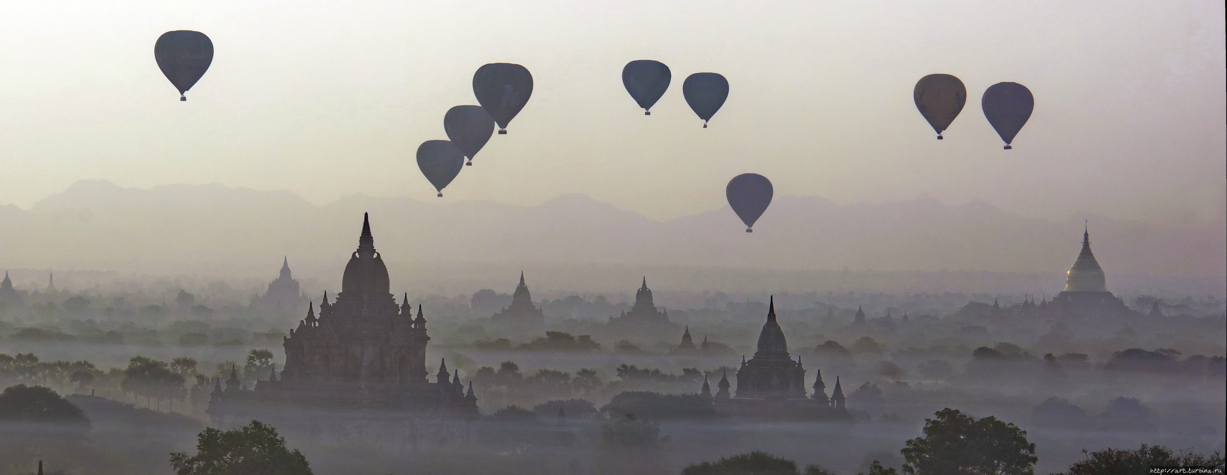 наслаждаясь феерическим зрелищем пролетающих воздушных шаров Баган, Мьянма