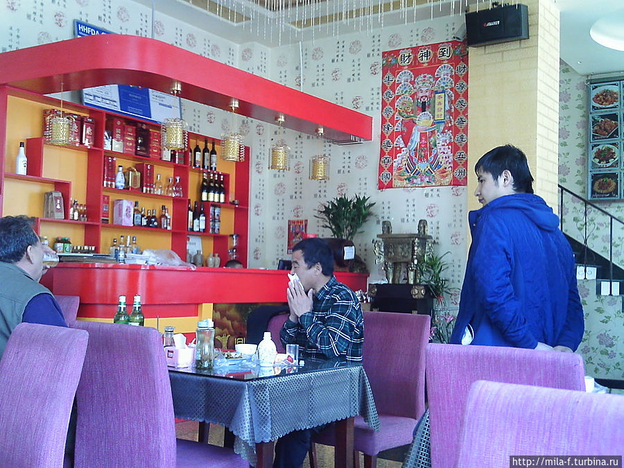 Ресторан У Лены, через дорогу от нашего отеля, считается одним из лучших. В синей куртке-официант, в ней он и работал, прохладно знаете ли... Хэйхэ, Китай