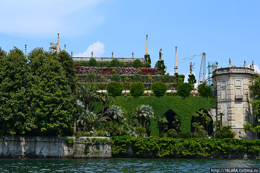 На острове устроены террасы в подражание висячим садам Семирамиды. Остров Белла, Италия