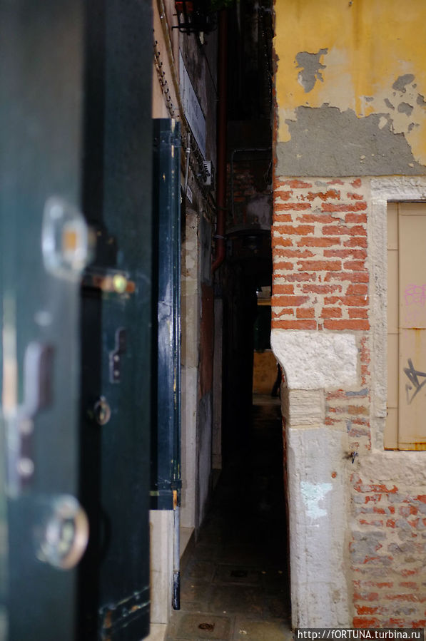 Самая узкая уличка Самая узкая уличка