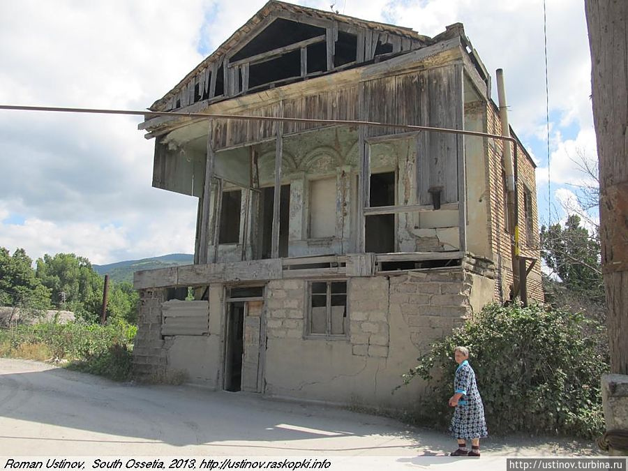 бывший еврейский дом. евреи убежали отсюда еще в начале 90х, во время первой грузино-осетинской войны Цхинвал, Южная Осетия