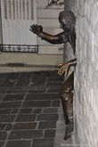Памятник известному французскому писателю Марселю Эйме, автору бестселлера «Человек, проходящий сквозь стены».