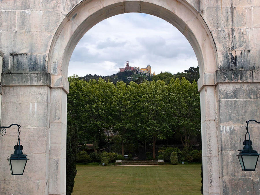 Вид на замок Пена из усадьбы Сетеайш Синтра, Португалия