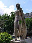 И напоследок нашей половинной прогулки сюрприз от неизвестного парижанина, украсившего парковую скульптуру)