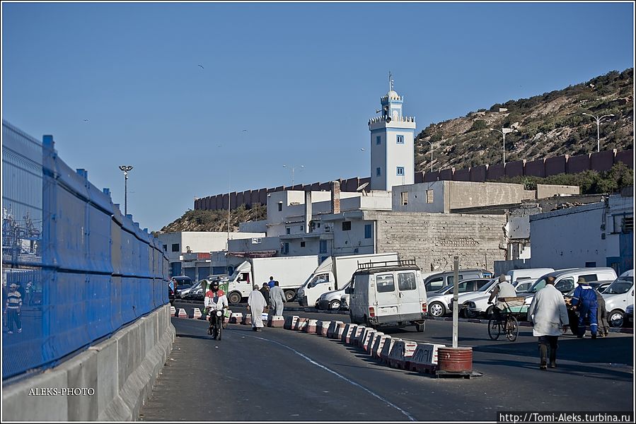Интересно, что в порту есть своя мечеть с минаретом. Вот такие башенки (минареты) будут сопровождать нас по всему пути следования по стране...
* Агадир, Марокко