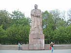 Памятник Ивану Франко напротив университета.