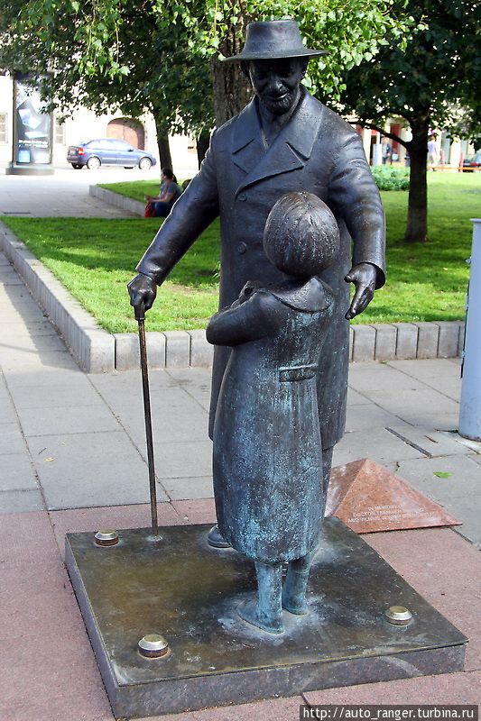 Памятник  доктору Цемаху Шабаду, послужившего прообразом доктора Айболита. Вильнюс, Литва