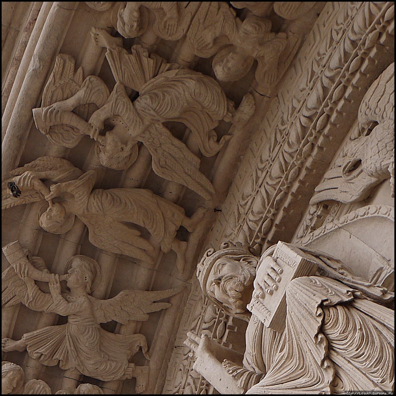 Над Иисусом находятся три ангела, возвещающие о воскрешении и Страшном Суде. Они расположены в середине воинства святых духов. Арль, Франция