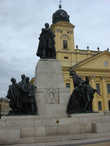 Памятник Лайошу Кошуту. Здесь он провозгласил независимость Венгрии.