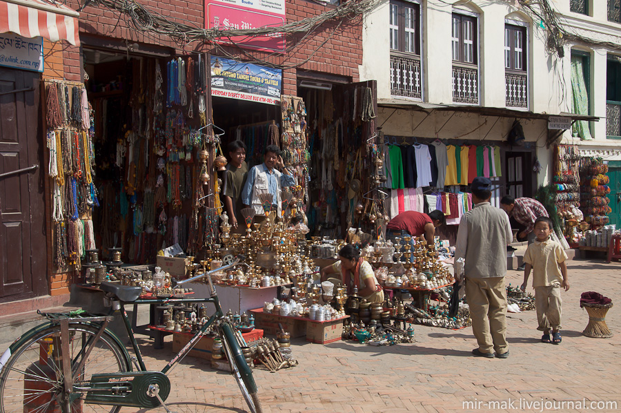 Сувенирных лавок в Катманду бесчисленное множество. Представлен стандартный набор сувениров: магниты, футболки со всякими «Омами» и «Буддаайзами», украшения ручной работы, популярны молитвенные барабаны, поющие чаши и прочие вещи с религиозной тематикой. Также много магазинов с туристической и альпинистской экипировкой, так что собираясь в трек, необязательно тащить с собой всю амуницию, ведь все это можно купить и здесь, причем по вполне доступным ценам. Сувенирных лавок в Катманду бесчисленное множество. Представлен стандартный набор сувениров: магниты, футболки со всякими «Омами» и «Буддаайзами», украшения ручной работы, популярны молитвенные барабаны, поющие чаши и прочие вещи с религиозной тематикой. Также много магазинов с туристической и альпинистской экипировкой, так что собираясь в трек, необязательно тащить с собой всю амуницию, ведь все это можно купить и здесь, причем по вполне доступным ценам.
