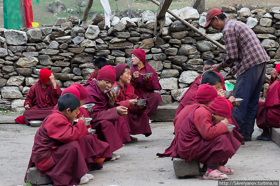 Ужин в монастыре Ло Гомпа Непал