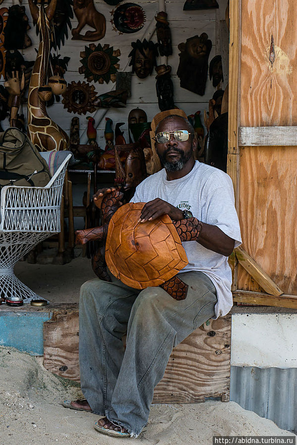 Сувениры можно приобрести прямо на пляже! Я купила деревянную рыбу и Сувениры можно приобрести прямо на пляже! Я купила деревянную рыбу и