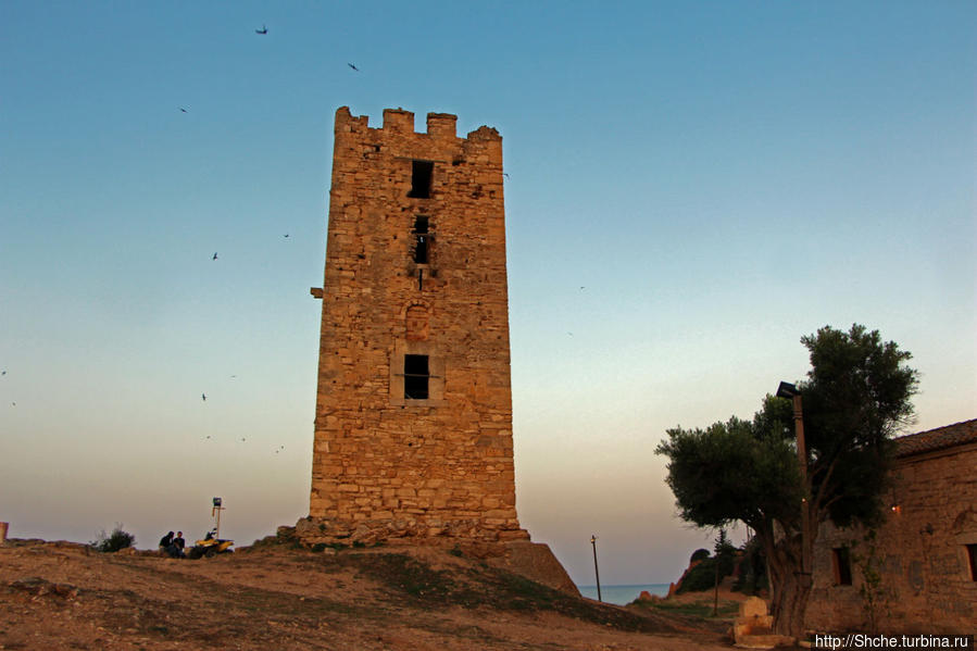 Неа Фокеа —  залив, легенда и византийская башня на закате Неа-Фокеа, Греция