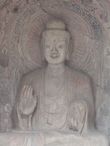 Лунмэньские пещеры. Грот Биньян (начало       6 века). Будда с поднятой в знак защиты рукой