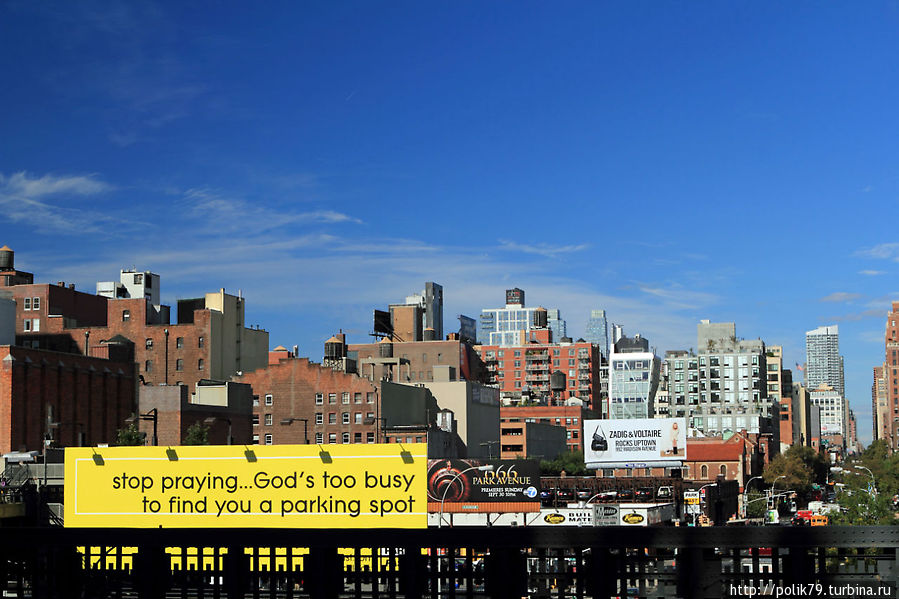 Плакат возле механизированной стоянки: Заканчивай молиться... Бог слишком занят, чтобы подыскать тебе парковку. Нью-Йорк, CША
