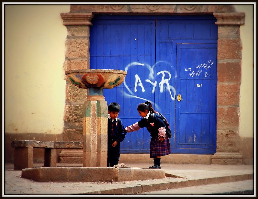 Мальчик жестом показывает (скорее всего своей сестре) что не дотерпит до дома. Сестра его отговаривает от безрассудного поступка. Следующий мой кадр во всей красе показывает, что амбициозного мужчину остановить или переубедить нельзя. Но по этическим соображениям выкладывать я его не стал:) Куско, Перу Мальчик жестом показывает (скорее всего своей сестре) что не дотерпит до дома. Сестра его отговаривает от безрассудного поступка. Следующий мой кадр во всей красе показывает, что амбициозного мужчину остановить или переубедить нельзя. Но по этическим соображениям выкладывать я его не стал:) Куско, Перу
