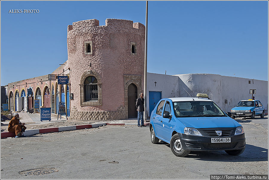 Такси в Эс-Сувейре голубого цвета....
* Эссуэйра, Марокко
