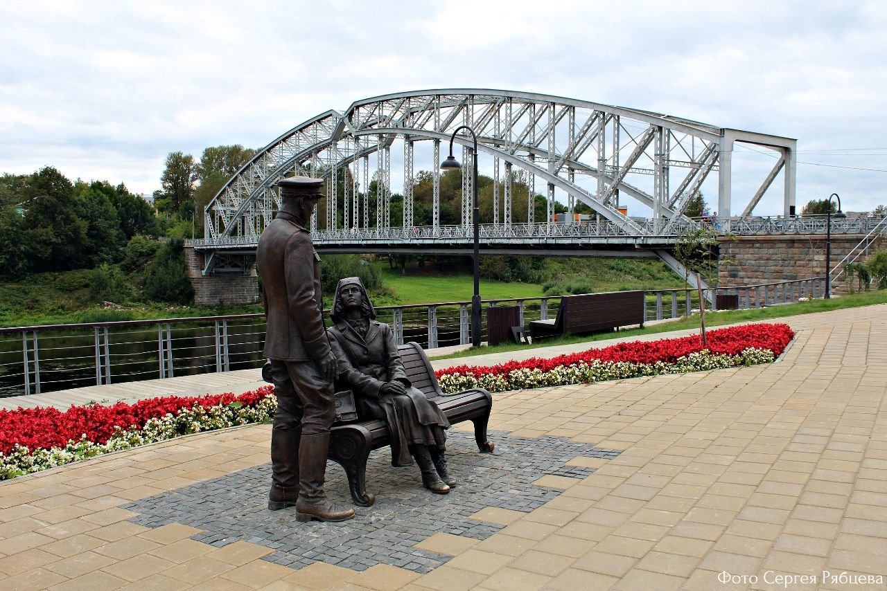 Памятник красноармейцу и медсестре Боровичи, Россия