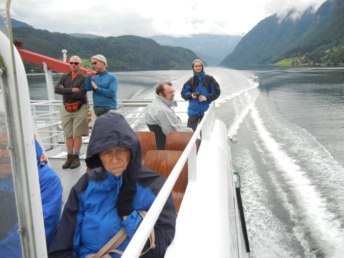 Горстка героев на палубе Voringen. Остальной контингент неспортивно глазеет на красоты из теплого трюма. Горстка героев на палубе Voringen. Остальной контингент неспортивно глазеет на красоты из теплого трюма.