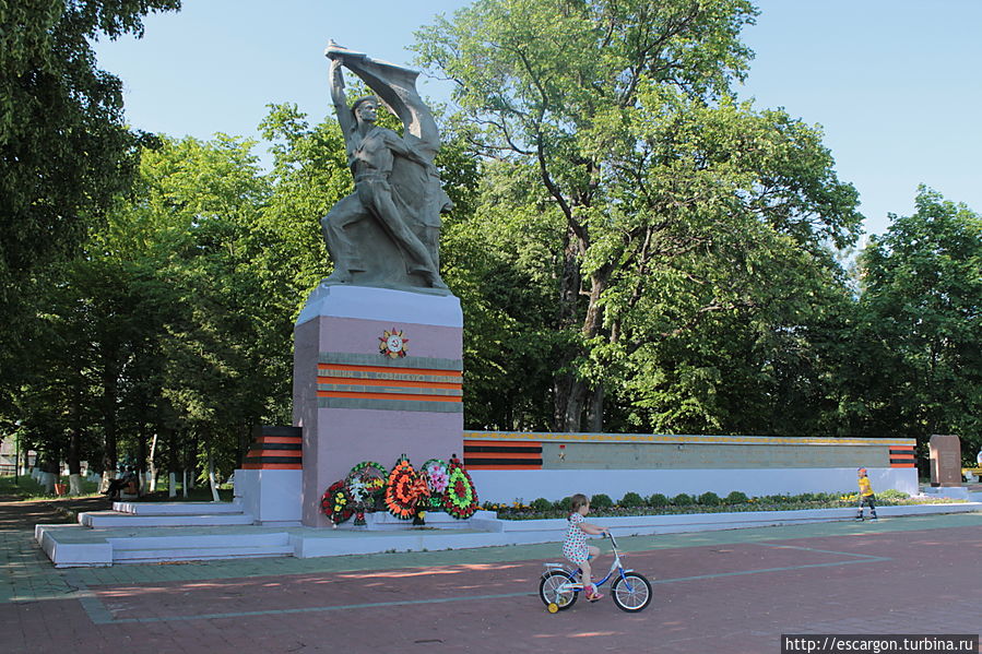...тут же большой монумент.. Петриков, Беларусь