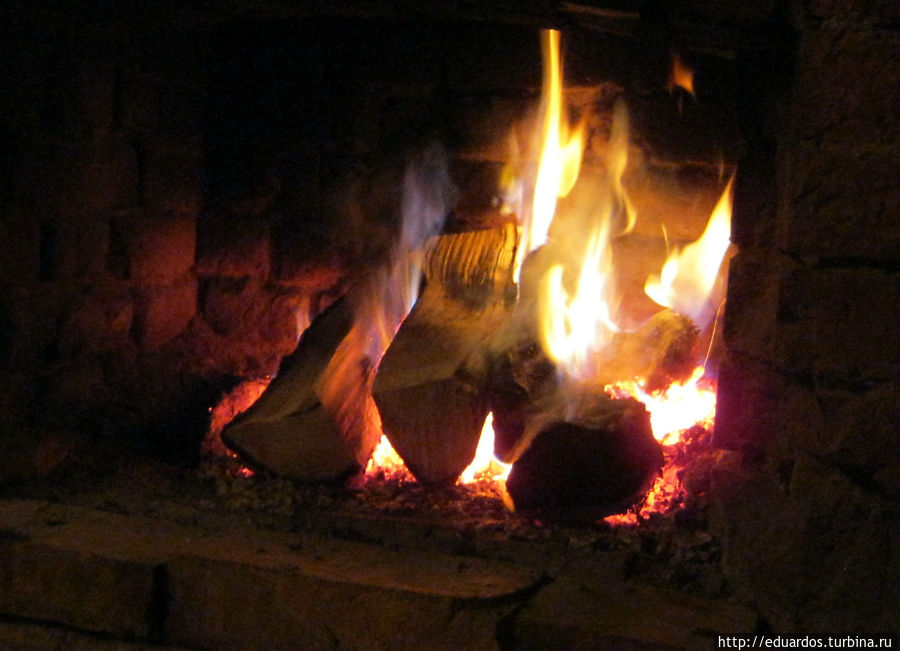 камин на уровне стола. И гостя согревает, и блюдам не дает остыть))) камин на уровне стола. И гостя согревает, и блюдам не дает остыть)))