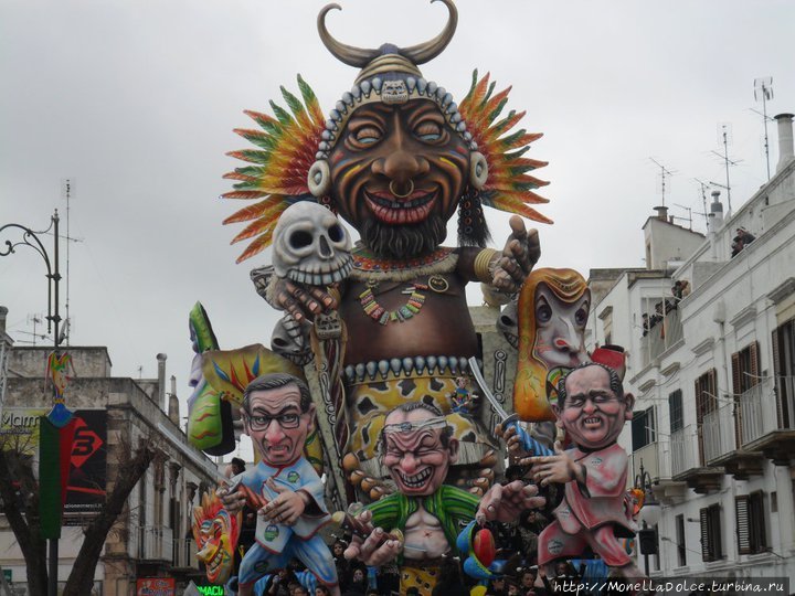 Карнавал в Путиньано в 2011 году Путиньяно, Италия Карнавал в Путиньано в 2011 году Путиньяно, Италия