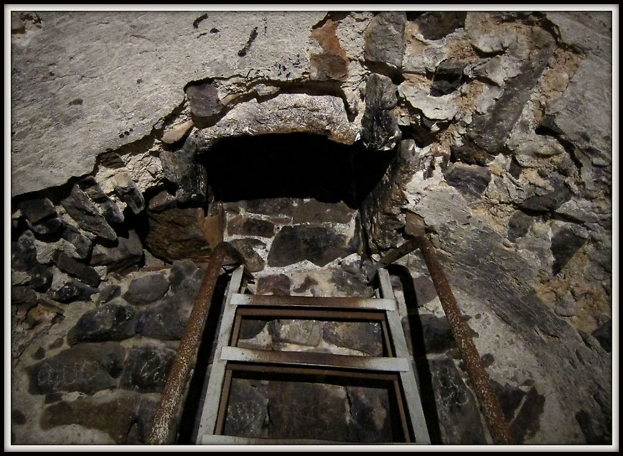 Вход в один из подвалов-темниц. Хор Вирап Монастырь, Армения