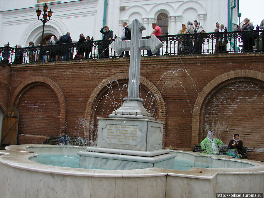 Вот такие фонтаны установлены по левую и праву. стороны лестницы к собору Святогорск, Украина