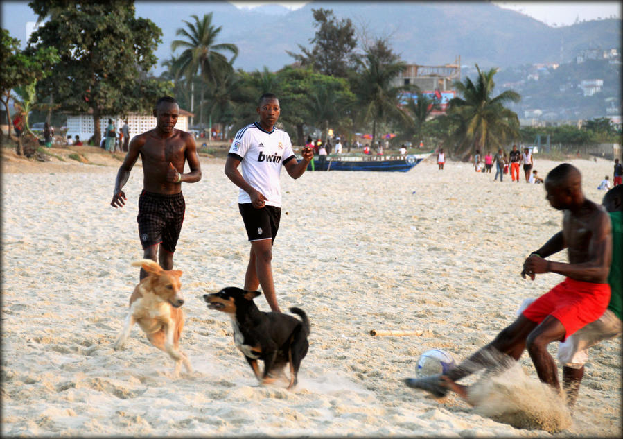 Спортивный закат или энергетика фритаунского пляжа Фритаун, Сьерра-Леоне