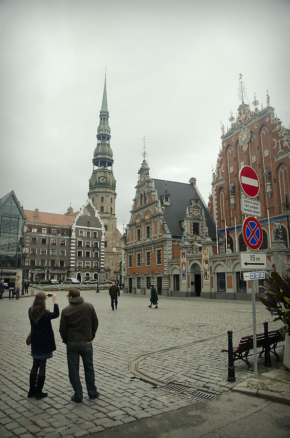 Центральная площадь. Судя по количеству гидов, предлагающих свои услуги, в стране реально плохо с рабочими местами. Рига, Латвия Центральная площадь. Судя по количеству гидов, предлагающих свои услуги, в стране реально плохо с рабочими местами. Рига, Латвия
