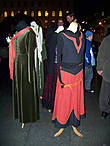 Платья — в таких нарядах ходили в XIV-XV веках, сейчас рони покупаются к Октоберфесту