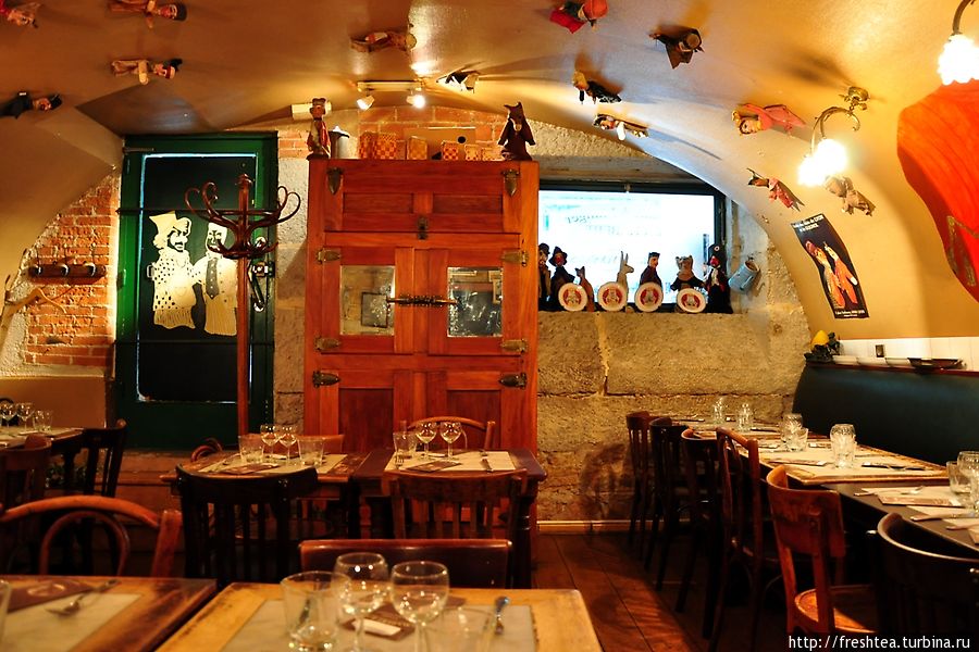 В зале одного из  традиционных ресторанов Лиона  (бушон), что славятся своей добротной кухней и любопытными интерьерами (будто в музее городского быта — с обилием артефактов). Рона-Альпы, Франция