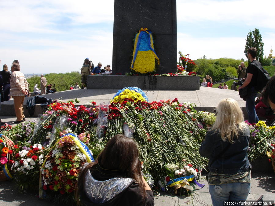 Цветы у Монумента Славы Киев, Украина