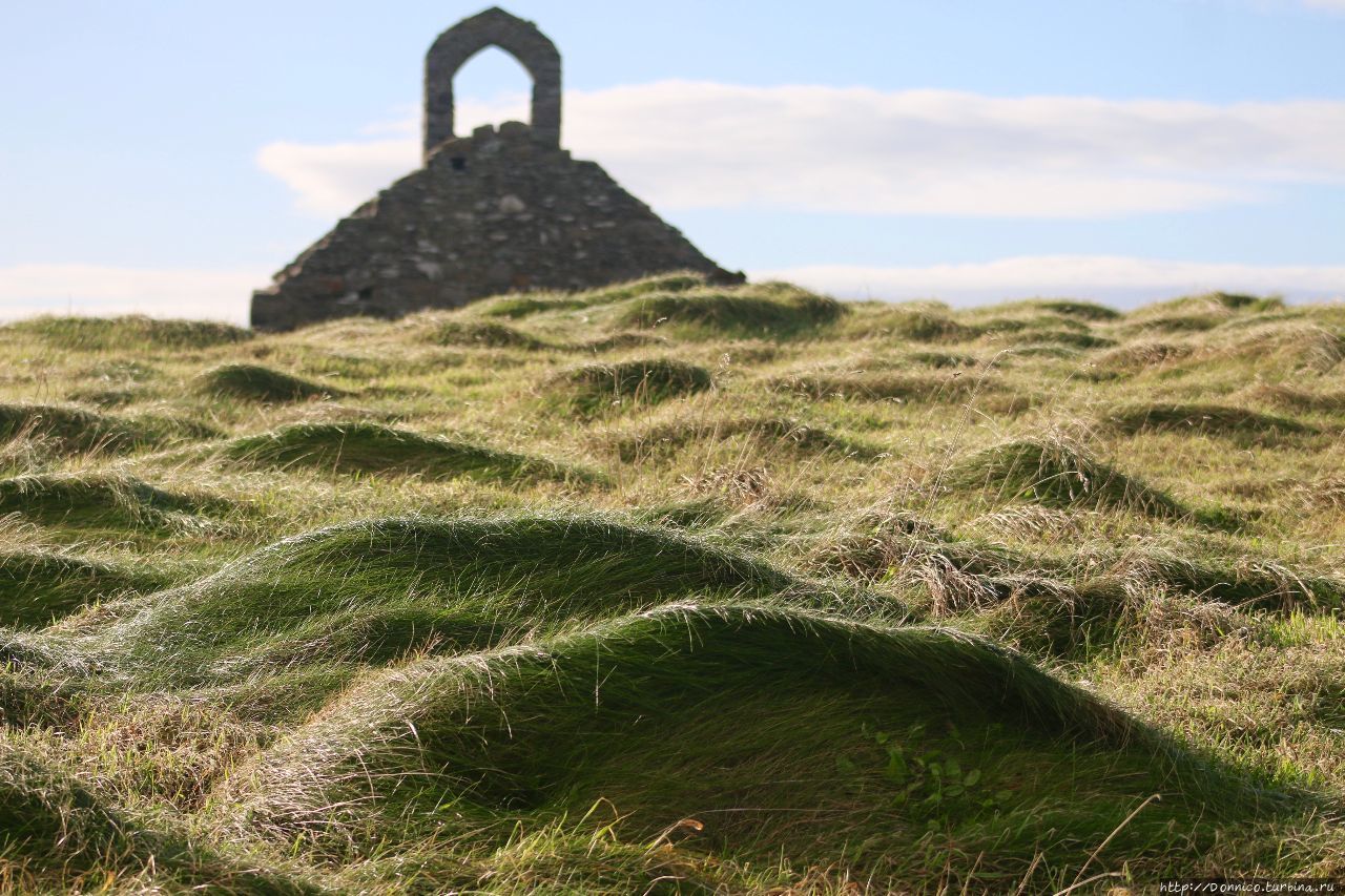 Холмы из сочной травы ведут к кельтско-норманнской часовне Святого Майкла, середины 12 века. Лэкси, Остров Мэн