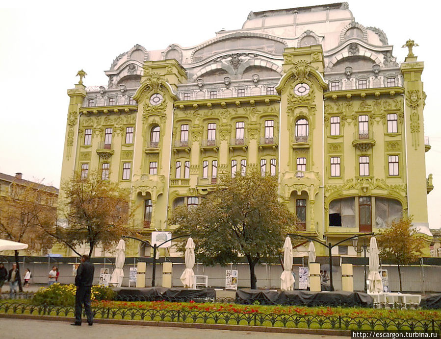 Именно эта гостиница фигурирует в романе Золотой теленок, как гостиница Геркулес. Одесса, Украина