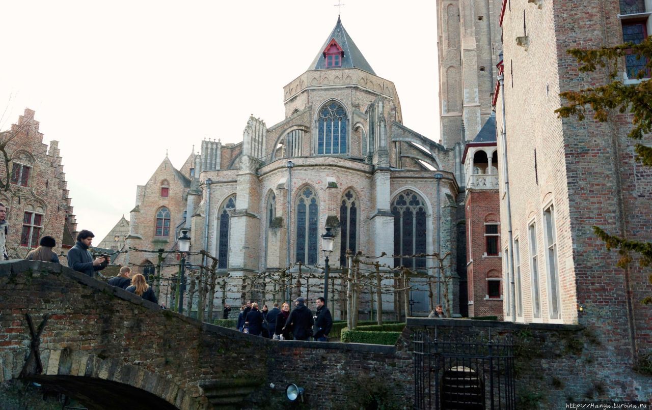 Мост Святого Бонифация на фоне собора Нотр-Дам в Брюгге. Фото из интернета Брюгге, Бельгия