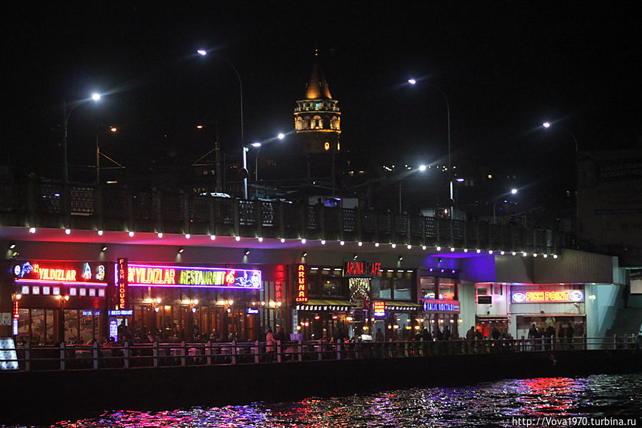 Ночной вид Галатской башни с набережной около из под Галатского моста со стороны Эминёню. Стамбул, Турция