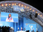 В центре площади — место для награждений Medals Plaza.  В то время там чествовали Олимпийскую чемпионку по фигурному катанию Аделину Сотникову.
