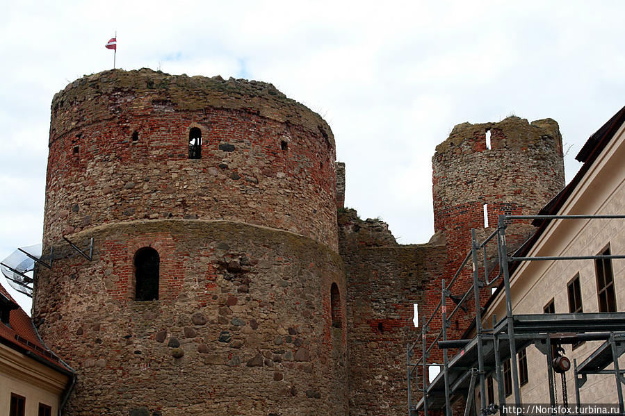 Развалины крепости Ливонского ордена и справа отреставрированная часть покоев Курляндских герцогов Бауска, Латвия