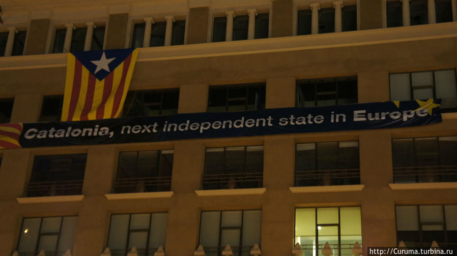 Посмотрел и сразу вспомнил слова таксиста, который подвозил нас из аэропорта, про День независимости Каталонии. Барселона, Испания