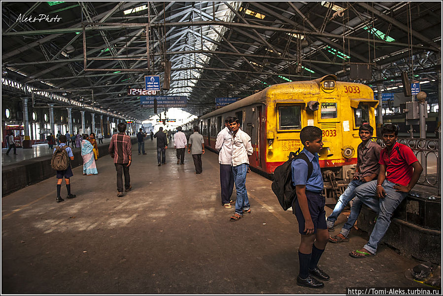 Здесь — конечная мумбайского наземного метро, а попросту — электрички...Три миллиона индийцев каждый день проходят сквозь этот вокзал. Меня удивило, что нет никаких кордонов и проверок на входе. Я спокойно вперся с камерой с центрального входа. Как-то странно. В Дели — на севере Индии все бы было оцеплено кордонами...
* Мумбаи, Индия