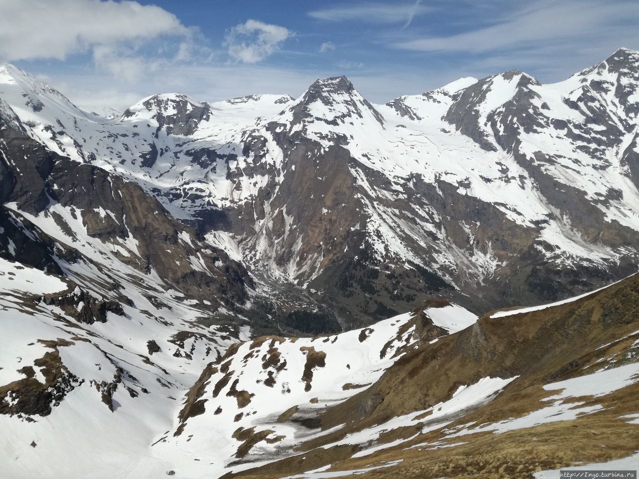 Фушер тёрль — первый перевал по пути 2450м с видом на северо-запад. С лева за горами немного в облаках — гордость Австрии —  гора Гросглокнер, пости 3800м. Брук-ан-дер-Гросглокнерштрассе, Австрия