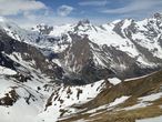 Фушер тёрль — первый перевал по пути 2450м с видом на северо-запад. С лева за горами немного в облаках — гордость Австрии —  гора Гросглокнер, пости 3800м.
